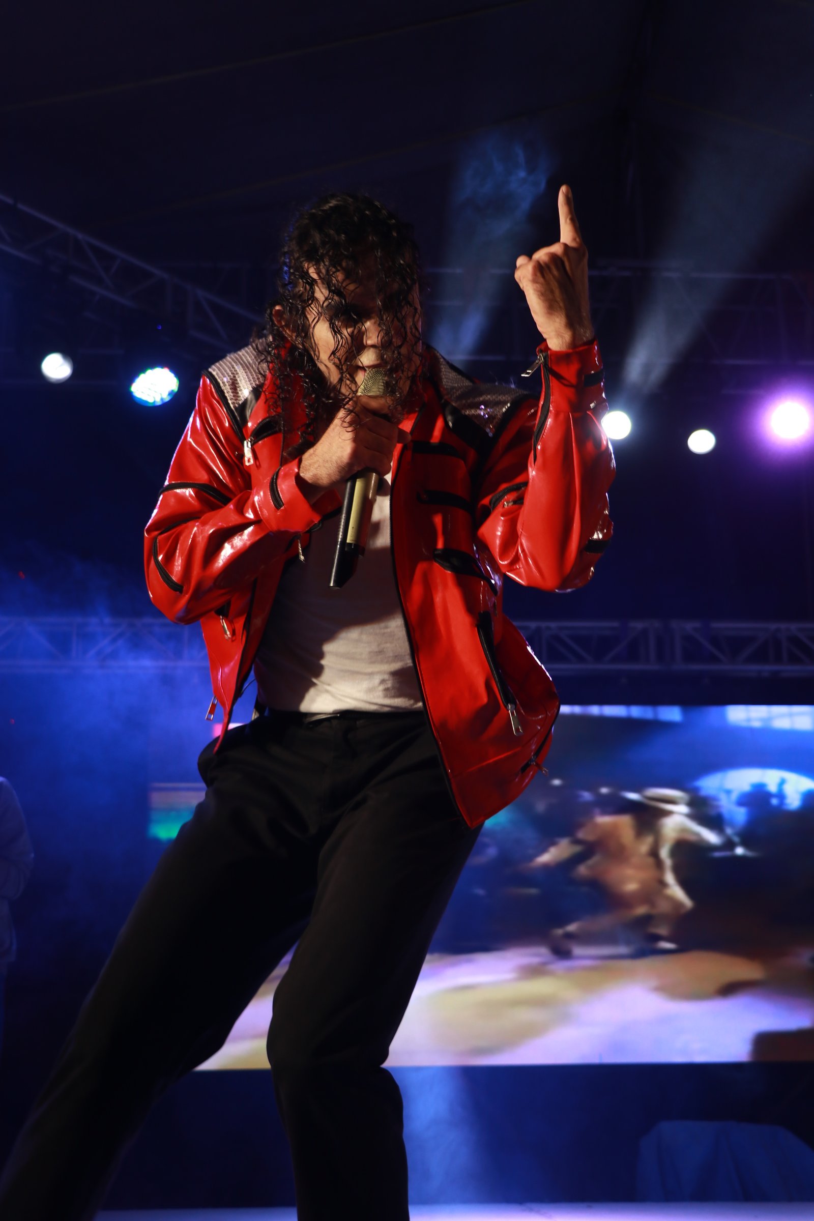 Omar Jackson en el escenario principal de Spooky Town